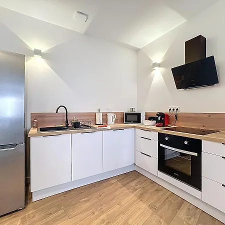 Apartment Immeuble Complet Climatise, 24 Couchages, Centre Ville, Proche A75