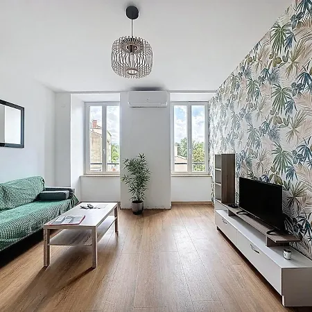Apartment Immeuble Complet Climatise, 24 Couchages, Centre Ville, Proche A75