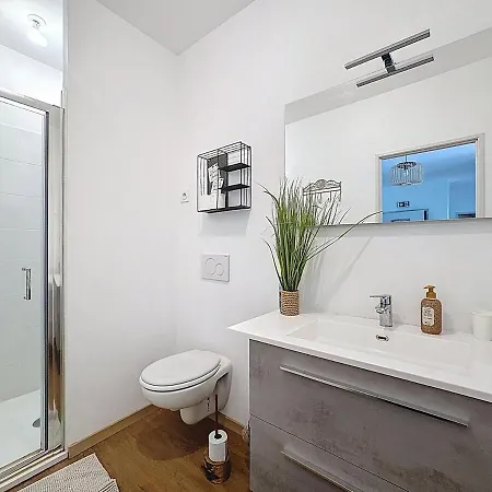 Immeuble Complet Climatise, 24 Couchages, Centre Ville, Proche A75 Апартаменты *