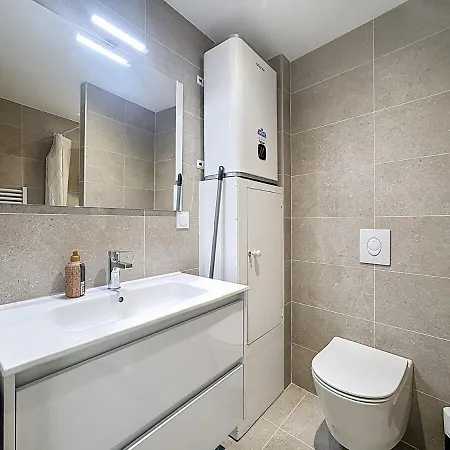 Immeuble Complet Climatise, 24 Couchages, Centre Ville, Proche A75 *
