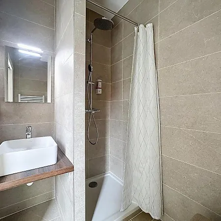 Immeuble Complet Climatise, 24 Couchages, Centre Ville, Proche A75 Apartment Coudes