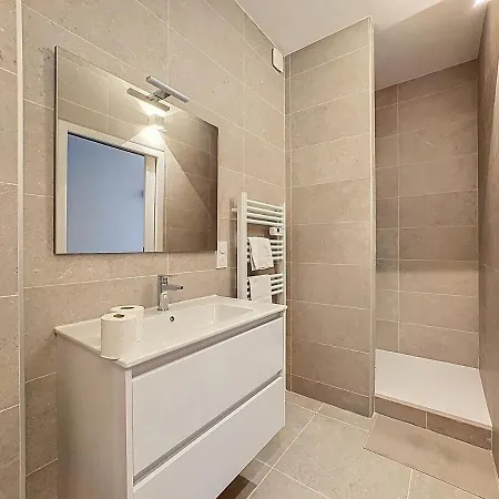 Immeuble Complet Climatise, 24 Couchages, Centre Ville, Proche A75