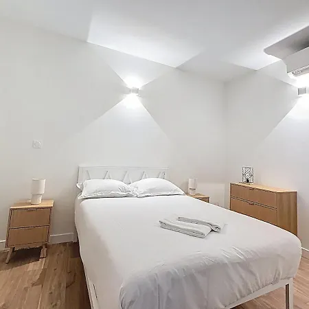 Immeuble Complet, 24 Couchages, Centre Ville, Proche A75 * Coudes