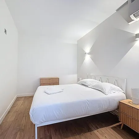 Immeuble Complet Climatise, 24 Couchages, Centre Ville, Proche A75 *