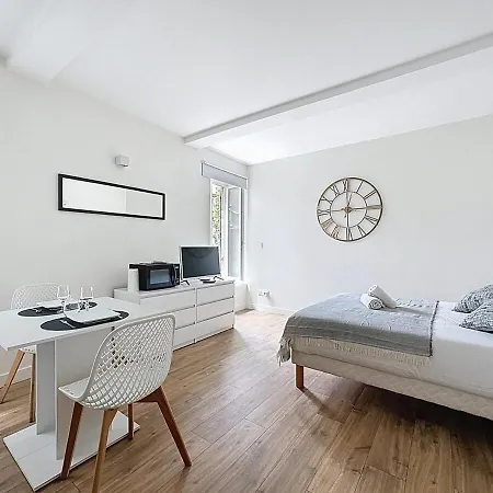 Immeuble Complet Climatise, 24 Couchages, Centre Ville, Proche A75