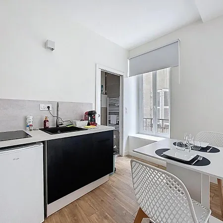 Immeuble Complet, 24 Couchages, Centre Ville, Proche A75 * Coudes