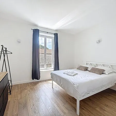 Immeuble Complet Climatise, 24 Couchages, Centre Ville, Proche A75 Coudes