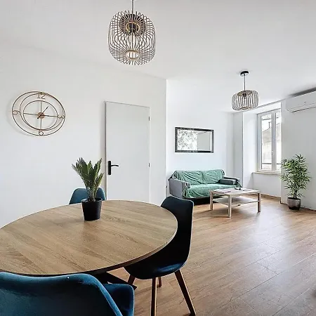 Immeuble Complet Climatise, 24 Couchages, Centre Ville, Proche A75