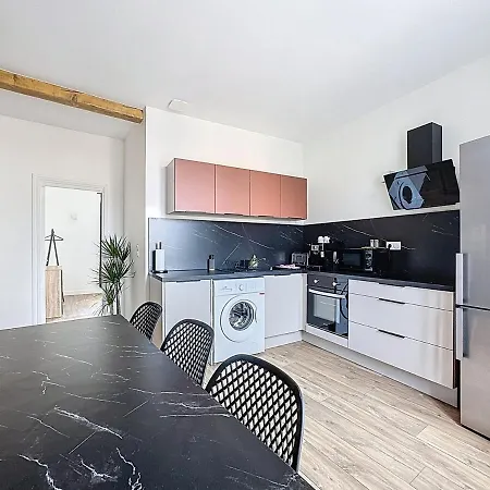Immeuble Complet Climatise, 24 Couchages, Centre Ville, Proche A75 Apartment