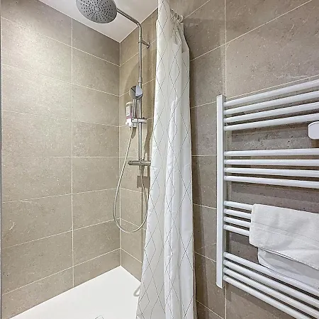 Apartment Immeuble Complet Climatise, 24 Couchages, Centre Ville, Proche A75 Coudes