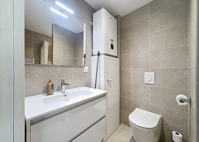 Immeuble Complet Climatise, 24 Couchages, Centre Ville, Proche A75 *